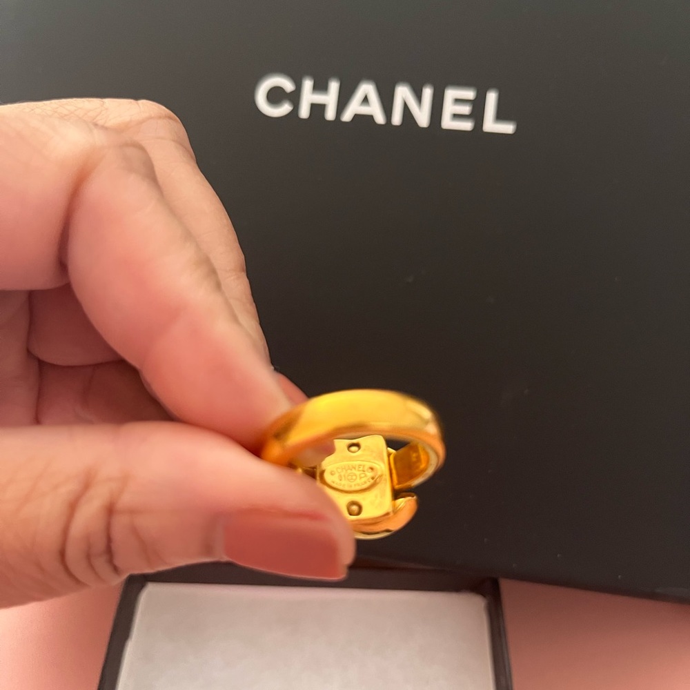 ๐ฅ๐ฅ๐ฅSold๐ฅ๐ฅ๐ฅ Chanel Vintage 2001 24k Plated Ring - Picture 3 of 8